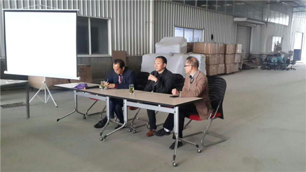 崇州江源镇相关领导为成都香蕉成人在线网站欧迪家具有限公司季度安全生产培训