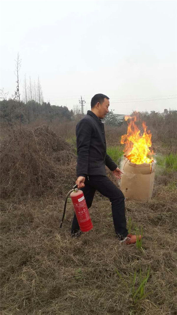 江源镇领导为香蕉成人在线网站欧迪工厂同事演示灭火器用法