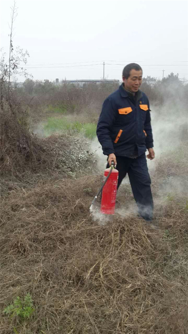 香蕉成人在线网站欧迪工厂同事尝试灭火器的使用