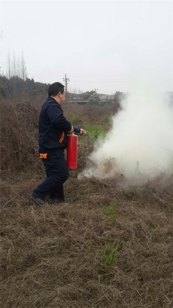 香蕉成人在线网站欧迪工艺部刘剑波经理演示灭火器用法